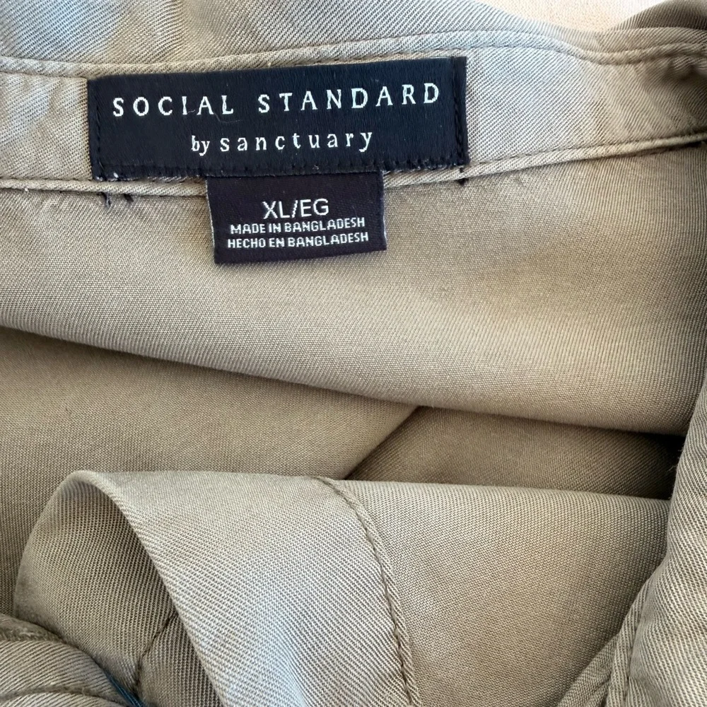 WOMEN’S SOCIAL STANDARD BY SANCTUARY ARMY GREEN GORP-CORE TENCEL BUTTON-DOWN TOP